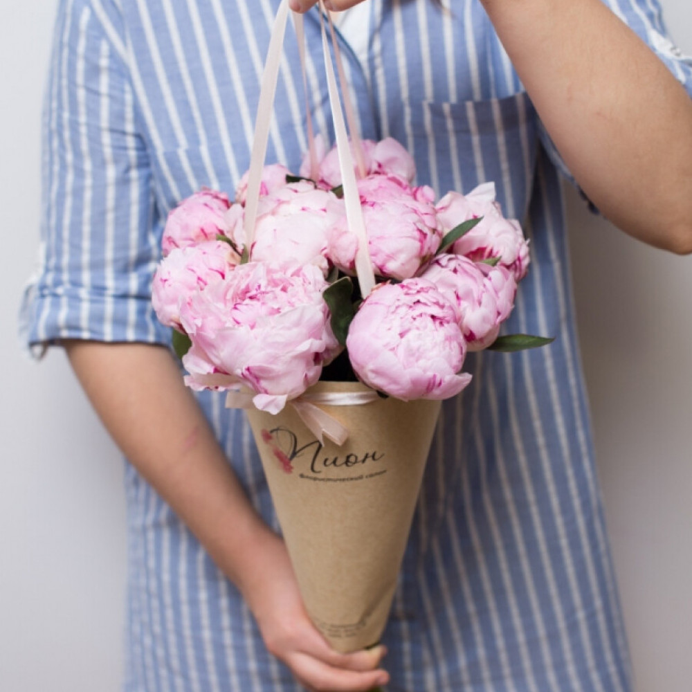 Букет цветов «11 розовых пионов в конусе»