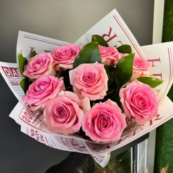 Букет из 11 розовых роз в дизайнерской упаковке