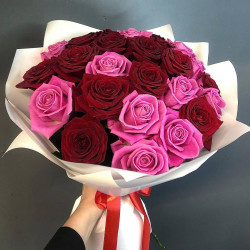 29 красных и розовых роз