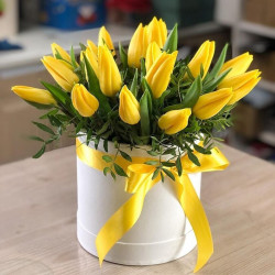 Желтые тюльпаны в шляпной коробке